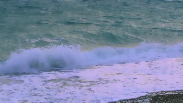 물결 바다입니다. 바다의 파도 한 모래 사장에 압 연. — 비디오