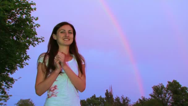 Chica en el fondo del arco iris. Hermosa chica feliz en el fondo de un hermoso arco iris . — Vídeos de Stock