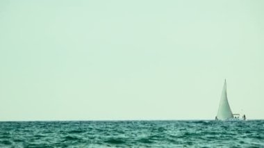 Deniz kenarında güzel yat yelken tekne.