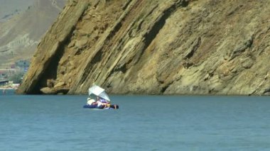 Birkaç açık mavi denizde yüzen