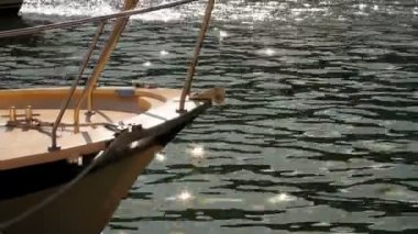 burun yat. Güneşte pırıl pırıl su karşı küçük tekneye burun.