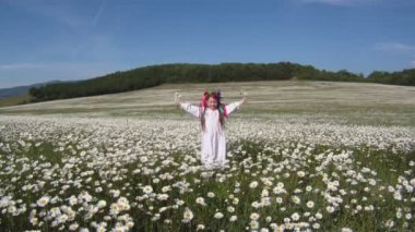 geleneksel Ukrayna kılık giymiş ve elinde bir buket papatyalardan küçük kız.