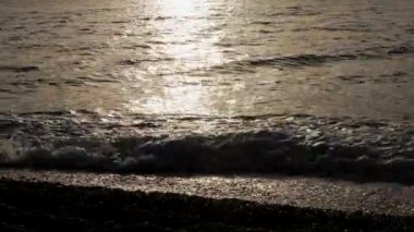 Sahilde gün batımı.