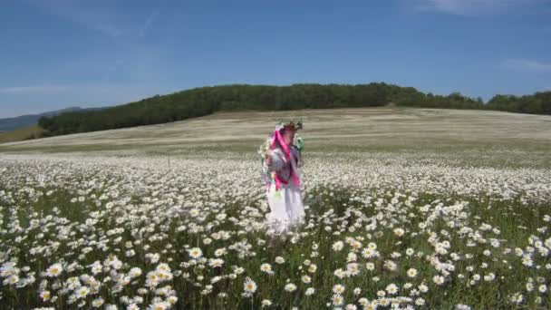 전통적인 우크라이나 복장 및 꽃의 꽃다발을 들고 어린 소녀. — 비디오