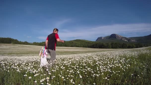 Father and daughter running across the field. Slow motion. — Stock Video