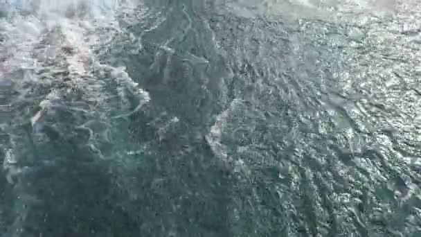 Ondas espumosas do mar. Belas ondas oceânicas rolaram em terra . — Vídeo de Stock