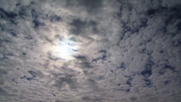 Nubes místicas. Nubes místicas cubriendo el sol . — Vídeo de stock