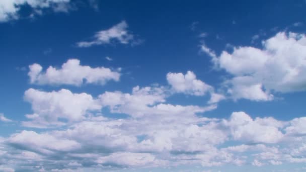 Облака, облака, парящие в небе . — стоковое видео