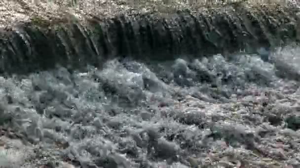Débit. Un fort débit d'eau de rivière .
