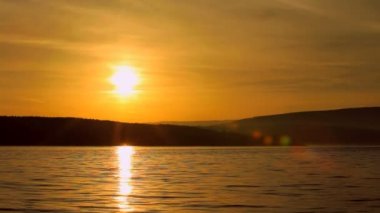 renkli güneş doğuyor. Göl üzerinde renkli bir gündoğumu.