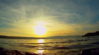 renkli güneş doğuyor. Göl üzerinde renkli bir gündoğumu.