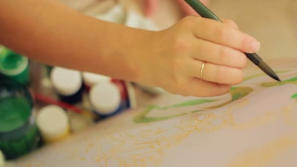Pessoa criando uma pintura batik . — Vídeo de Stock