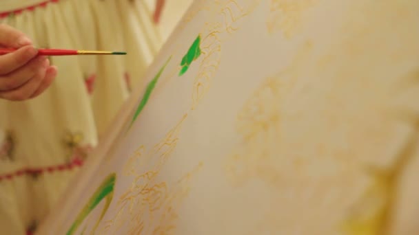 Persona creando una pintura batik . — Vídeo de stock