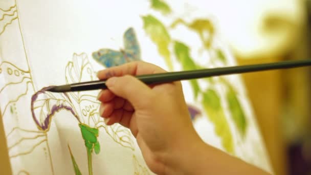 Persona che dipinge un'immagine di un'iride in un giardino primaverile . — Video Stock