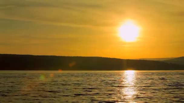 Kleurrijke zonsopgang. een kleurrijke zonsopgang boven het meer. — Stockvideo