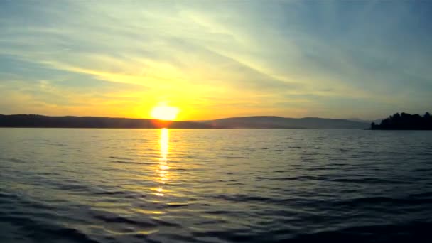 Lever de soleil coloré. Un lever de soleil coloré sur le lac . — Video