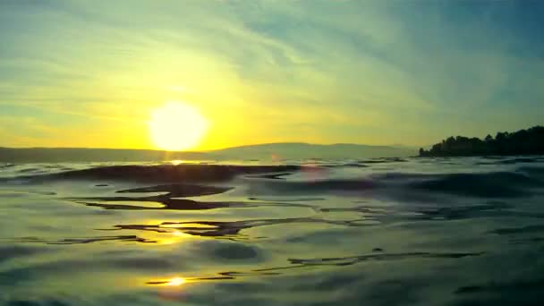 Kleurrijke zonsopgang. een kleurrijke zonsopgang boven het meer. — Stockvideo