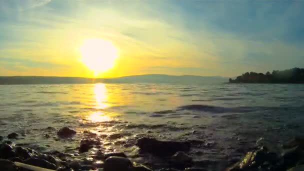 Lever de soleil coloré. Un lever de soleil coloré sur le lac . — Video