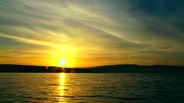 カラフルな日の出です。湖の上のカラフルな日の出. — ストック動画