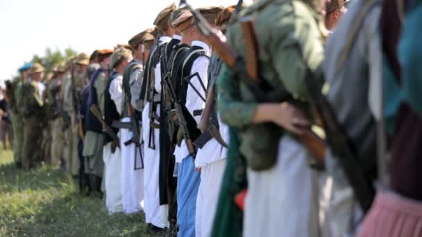 Muslimska armén. beväpnade muslimska krigare stå i en kö. bakgrunden är suddig. — Stockvideo