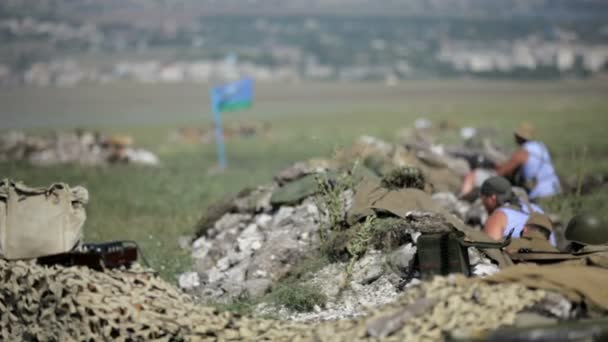 Sono arrivati i rinforzi. Per rinforzare le truppe arrivarono e attaccarono . — Video Stock