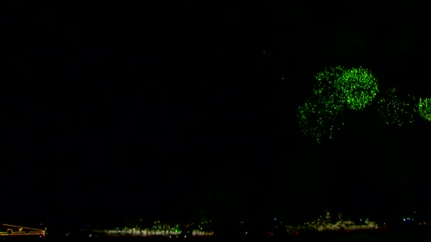 Grandiosos fuegos artificiales. Fuegos artificiales muy hermosos y coloridos en el cielo nocturno . — Vídeo de stock