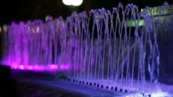Cambia fontane a colori. Alcune belle fontane con retroilluminazione di colore che cambia . — Video Stock