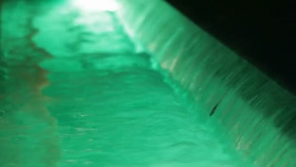 Vattenfall med grönt vatten. ett litet vattenfall och en störtflod av vatten. grönt ljus vatten. — Stockvideo