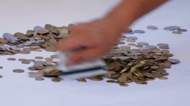 para toplamak. bir adam iki kredi kartı ile para toplar. kredi kartı yere atma sonra.