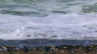 Deniz dalgaları. okyanus güzel dalgalar kıyıya haddelenmiş.