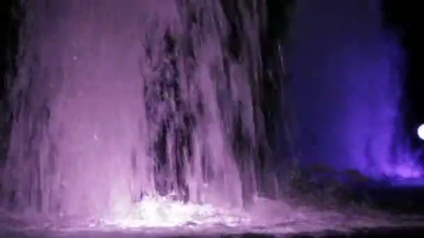Fontana colorata. Una bella fontana con luci di colore cangianti . — Video Stock