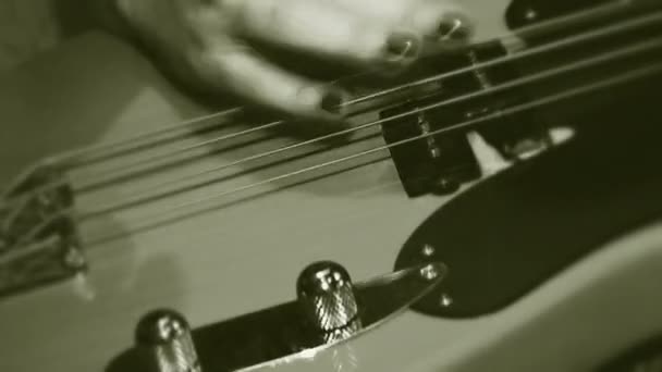 Gitarr i händerna på en kvinnlig gitarrist aktivt spela gitarr. gamla filmer. — Stockvideo
