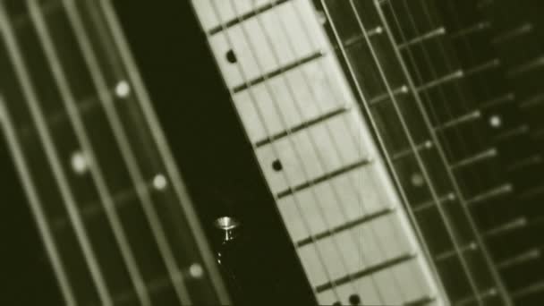 ギターの指板のクローズ アップ。古い映画. — ストック動画