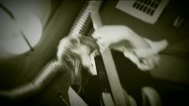 Ragazza del rock and roll. Una ragazza con i capelli lunghi sta suonando attivamente una chitarra. Film in bianco e nero . — Video Stock