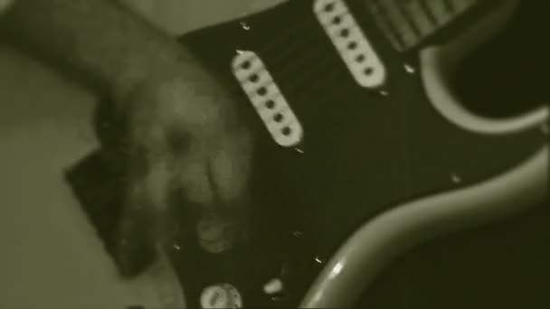 Κιθάρα στα χέρια του κιθαρίστα θηλυκό ενεργά παίζει την κιθάρα. παλιές ταινίες. — Αρχείο Βίντεο