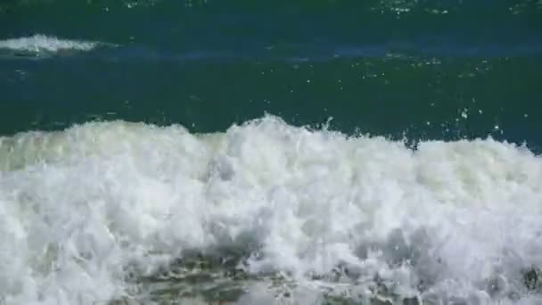 Olas marinas. Hermosas olas del océano rodaron en tierra . — Vídeos de Stock