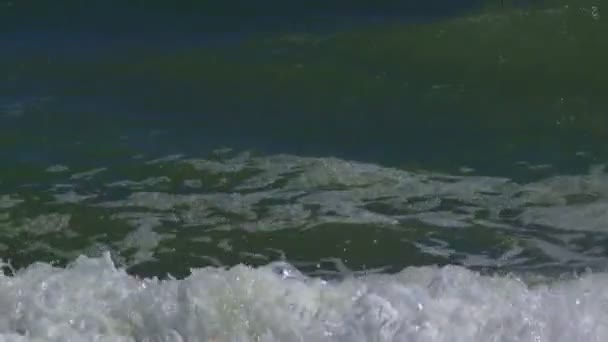 Olas marinas. Hermosas olas del océano rodaron en tierra . — Vídeos de Stock