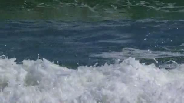 Морские волны. Красивые океанские волны катились к берегу . — стоковое видео