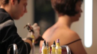 güzel bir dövme dövme salonunda oluşturun. yakın çekim