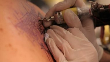 güzel bir dövme dövme salonunda oluşturun. yakın çekim