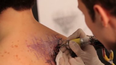 güzel bir dövme dövme salonunda oluşturun. yakın çekim