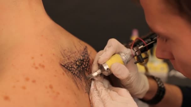 Crie uma bela tatuagem em um salão de tatuagem. Close-up . — Vídeo de Stock