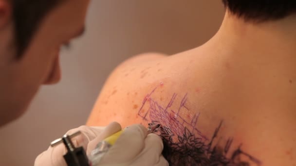 Create a beautiful tattoo in a tattoo salon. Close-up — Stock Video