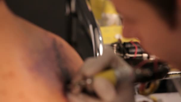 Create a beautiful tattoo in a tattoo salon. Close-up — Stock Video