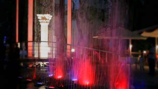 Beautiful decoration in the park. Beautiful night fountain with colorful back-light on the background of ancient greek columns. — Stock Video