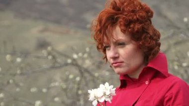 Kız ellerinde çiçeklerle. bir kız, ellerinde çiçeklerle havada duruyor. arka plan bulanık.