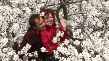 aşk iki çiçek koklama. çok güzel çiçekli badem meyve bahçesinde birkaç rahatlatıcı. ve badem çiçekleri kokla.