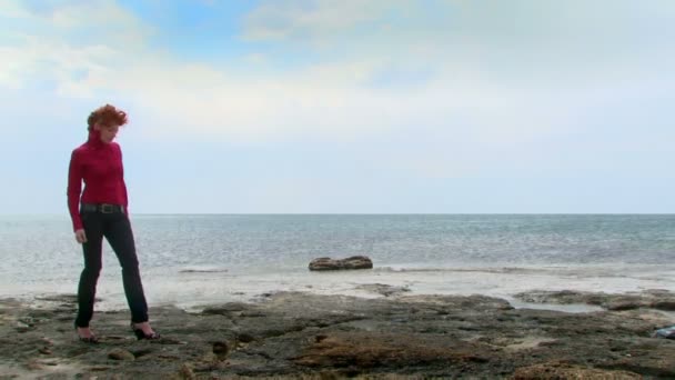 Passion and hatred on the rock. Young couple near sea — Stock Video