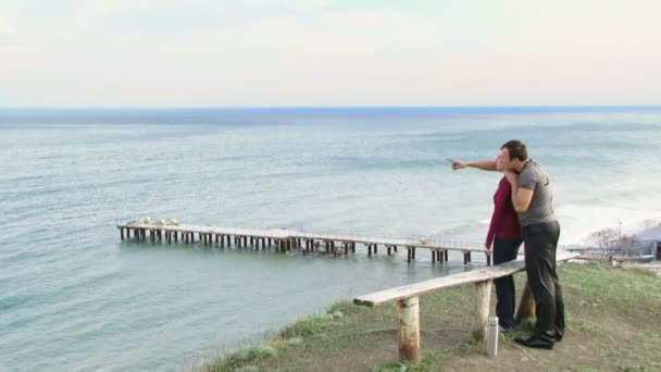 Um casal na lua-de-mel. Jovem casal se divertindo na montanha perto do mar . — Vídeo de Stock