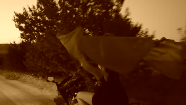 Couple en vélo à la campagne. Sepia image tonique .